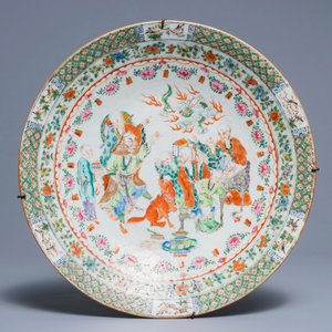 Un plat en porcelaine de Chine rose-verte de Canton, 19ème — photo 1