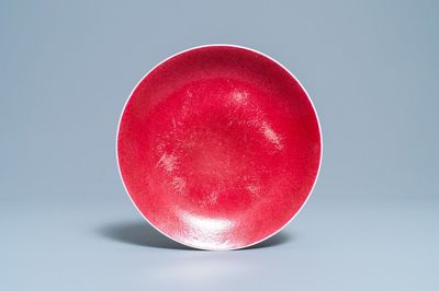 Un plat en porcelaine de Chine rouge de rubis monochrome, marque et époque de Jiaqing