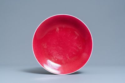Un plat en porcelaine de Chine rouge de rubis monochrome, marque et époque de Jiaqing