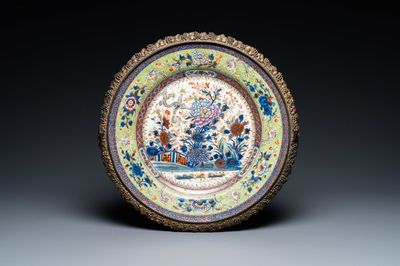 Un plat en porcelaine de Chine surdécoré à monture en bronze, Kangxi