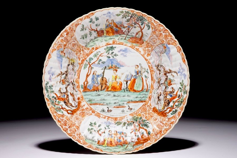 Un plat en porcelaine de Chine surdécoré de type Amsterdams bont à décor de musiciens et chasseurs, Qianlong — photo 1
