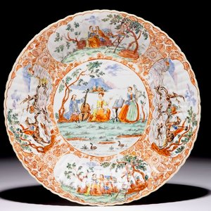 Un plat en porcelaine de Chine surdécoré de type Amsterdams bont à décor de musiciens et chasseurs, Qianlong — photo 1