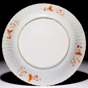 Un plat en porcelaine de Chine surdécoré de type Amsterdams bont à décor de musiciens et chasseurs, Qianlong — photo 2