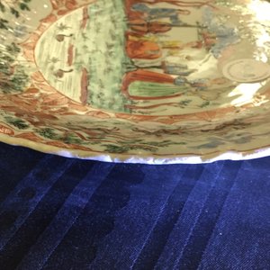Un plat en porcelaine de Chine surdécoré de type Amsterdams bont à décor de musiciens et chasseurs, Qianlong — photo 3