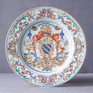 Un plat en porcelaine de Chine verte-Imari pour le marché portugais aux armes d'Ataide, vers 1720 — photo 3