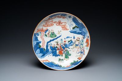 Un plat en porcelaine de Chine wucai à décor d'immortels, 19ème