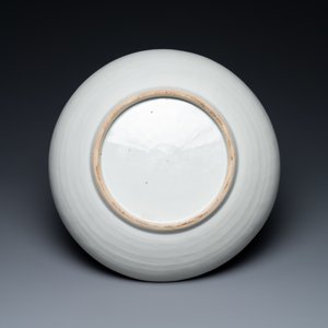 Un plat en porcelaine de Chine wucai à décor d'immortels, 19ème — photo 2