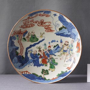 Un plat en porcelaine de Chine wucai à décor d'immortels, 19ème — photo 3
