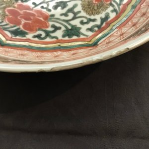 Un plat en porcelaine de Chine wucai à décor floral, Kangxi — photo 3