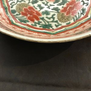 Un plat en porcelaine de Chine wucai à décor floral, Kangxi — photo 7