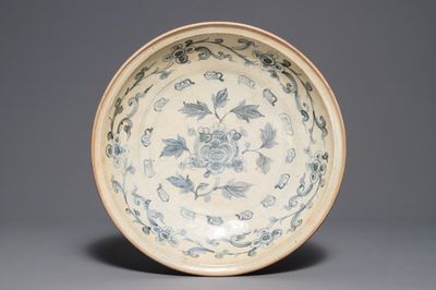 Un plat en porcelaine de Vietnam bleu et blanc à décor de lotus, 15/16ème