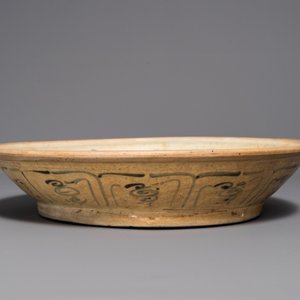 Un plat en porcelaine de Vietnam bleu et blanc à décor de lotus, 15/16ème — photo 3