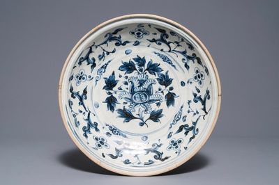 Un plat en porcelaine de Vietnam bleu et blanc à décor de lotus, épave Hoi An, 15ème