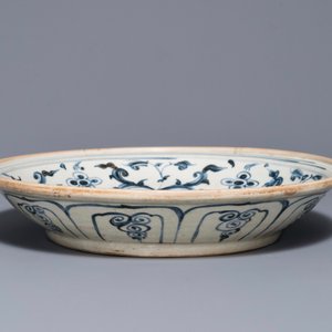 Un plat en porcelaine de Vietnam bleu et blanc à décor de lotus, épave Hoi An, 15ème — photo 3