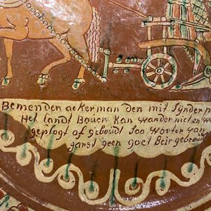 Un plat en terre cuite à décor d'un fermier au labour, Basse-Rhénanie, Allemagne, 2ème moitié du 18ème — photo 14