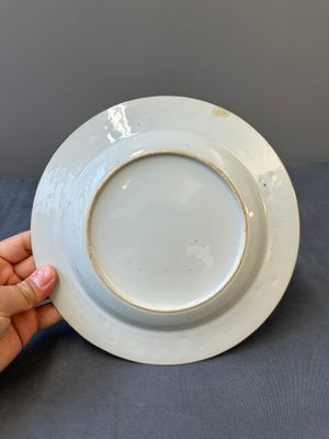 Un plat et deux assiettes armoriées en porcelaine de Chine en grisaille pour les marchés anglais, écossais et hollandais, Qianlong — photo 15