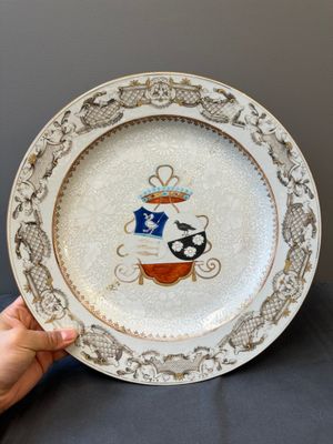 Un plat et deux assiettes armoriées en porcelaine de Chine en grisaille pour les marchés anglais, écossais et hollandais, Qianlong — photo 17
