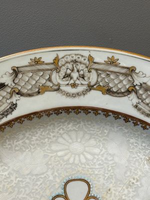 Un plat et deux assiettes armoriées en porcelaine de Chine en grisaille pour les marchés anglais, écossais et hollandais, Qianlong — photo 19