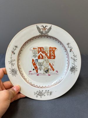Un plat et deux assiettes armoriées en porcelaine de Chine en grisaille pour les marchés anglais, écossais et hollandais, Qianlong — photo 2