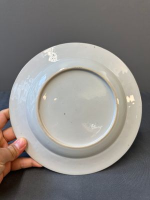 Un plat et deux assiettes armoriées en porcelaine de Chine en grisaille pour les marchés anglais, écossais et hollandais, Qianlong — photo 7