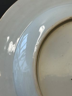 Un plat et deux assiettes armoriées en porcelaine de Chine en grisaille pour les marchés anglais, écossais et hollandais, Qianlong — photo 8