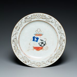 Un plat et deux assiettes armoriées en porcelaine de Chine en grisaille pour les marchés anglais, écossais et hollandais, Qianlong — photo 2