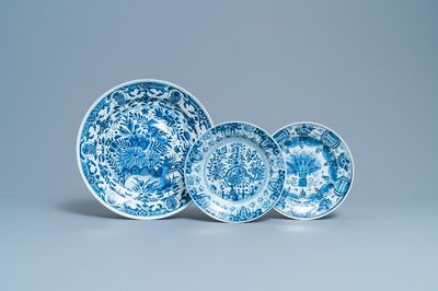Un plat et deux assiettes en porcelaine de Chine en bleu et blanc d'après des modèles de Delft, Kangxi/Qianlong