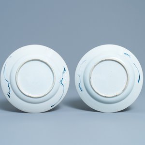 Un plat et deux assiettes en porcelaine de Chine en bleu et blanc d'après des modèles de Delft, Kangxi/Qianlong — photo 5