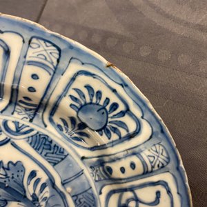 Un plat et deux assiettes en porcelaine de Chine en bleu et blanc de type kraak à décor de canards, Wanli — photo 14