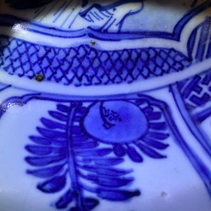 Un plat et deux assiettes en porcelaine de Chine en bleu et blanc de type kraak à décor de canards, Wanli — photo 19