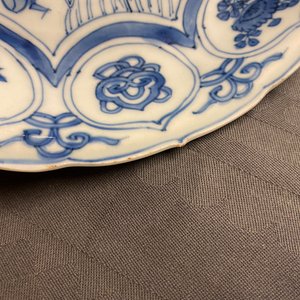 Un plat et deux assiettes en porcelaine de Chine en bleu et blanc de type kraak à décor de canards, Wanli — photo 9