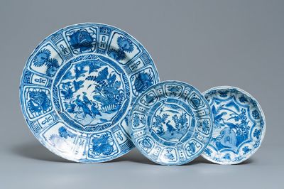 Un plat et deux assiettes en porcelaine de Chine en bleu et blanc de type kraak à décor de canards, Wanli
