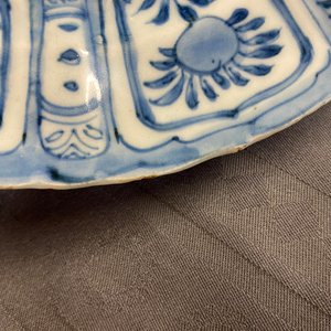 Un plat et deux assiettes en porcelaine de Chine en bleu et blanc de type kraak à décor de canards, Wanli — photo 16