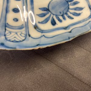 Un plat et deux assiettes en porcelaine de Chine en bleu et blanc de type kraak à décor de canards, Wanli — photo 17