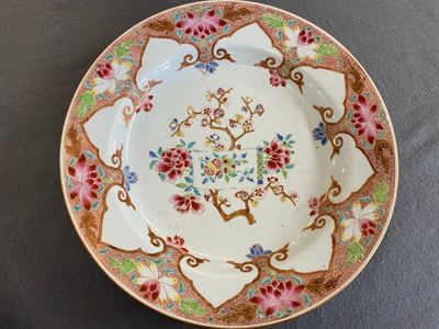 Un plat et deux coupes en forme de lotus en porcelaine de Chine famille rose, Qianlong — photo 1