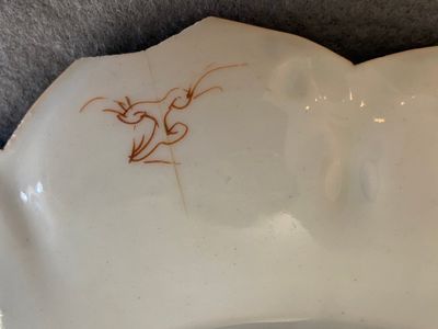 Un plat et deux coupes en forme de lotus en porcelaine de Chine famille rose, Qianlong — photo 12