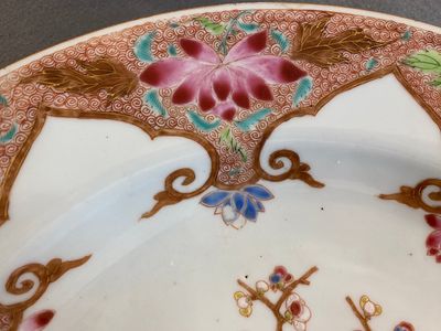 Un plat et deux coupes en forme de lotus en porcelaine de Chine famille rose, Qianlong — photo 3