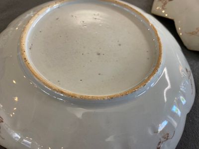 Un plat et deux coupes en forme de lotus en porcelaine de Chine famille rose, Qianlong — photo 7