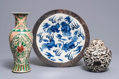 Un plat et deux vases en porcelaine de Chine dite 'de Nankin', 19/20ème
