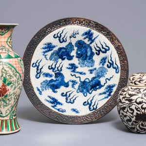 Un plat et deux vases en porcelaine de Chine dite 'de Nankin', 19/20ème — photo 1
