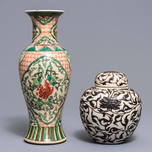 Un plat et deux vases en porcelaine de Chine dite 'de Nankin', 19/20ème — photo 6