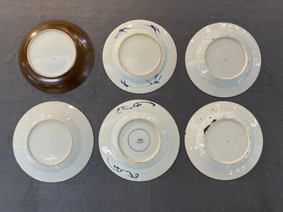 Un plat et sept assiettes en porcelaine de Chine en bleu et blanc à décor de fleurs et de paysages, Kangxi/Qianlong — photo 2