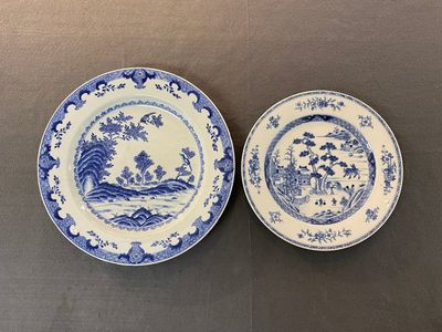 Un plat et sept assiettes en porcelaine de Chine en bleu et blanc à décor de fleurs et de paysages, Kangxi/Qianlong — photo 3