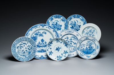 Un plat et sept assiettes en porcelaine de Chine en bleu et blanc à décor de fleurs et de paysages, Kangxi/Qianlong