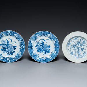 Un plat et sept assiettes en porcelaine de Chine en bleu et blanc à décor de fleurs et de paysages, Kangxi/Qianlong — photo 4