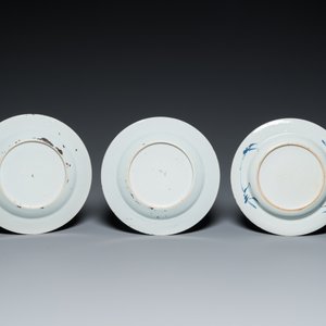 Un plat et sept assiettes en porcelaine de Chine en bleu et blanc à décor de fleurs et de paysages, Kangxi/Qianlong — photo 5