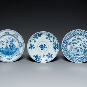 Un plat et sept assiettes en porcelaine de Chine en bleu et blanc à décor de fleurs et de paysages, Kangxi/Qianlong — photo 6
