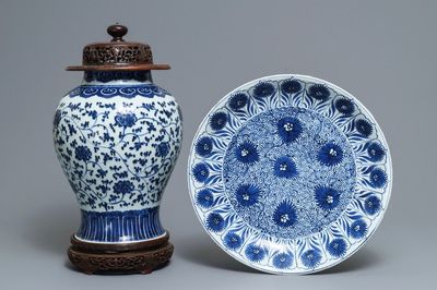 Un plat et un vase en porcelaine de Chine bleu et blanc à décor floral, Kangxi et 19ème