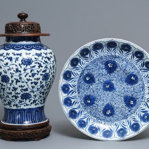 Un plat et un vase en porcelaine de Chine bleu et blanc à décor floral, Kangxi et 19ème — photo 1