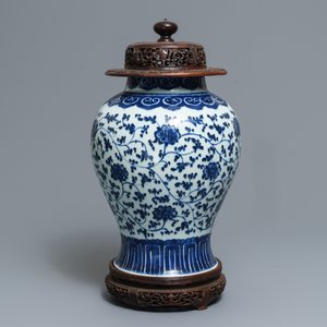 Un plat et un vase en porcelaine de Chine bleu et blanc à décor floral, Kangxi et 19ème — photo 4